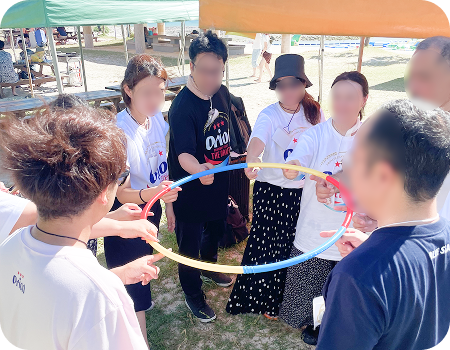 チームで取り組む参加者の様子