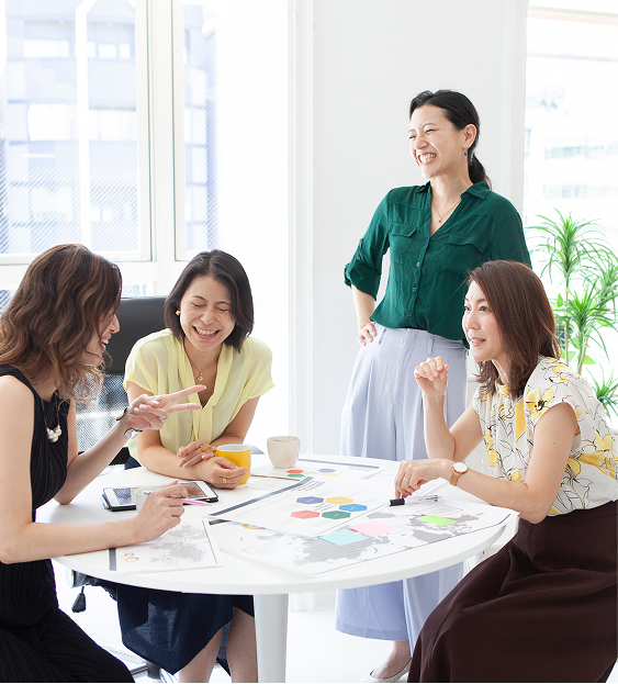 談笑する女性たち