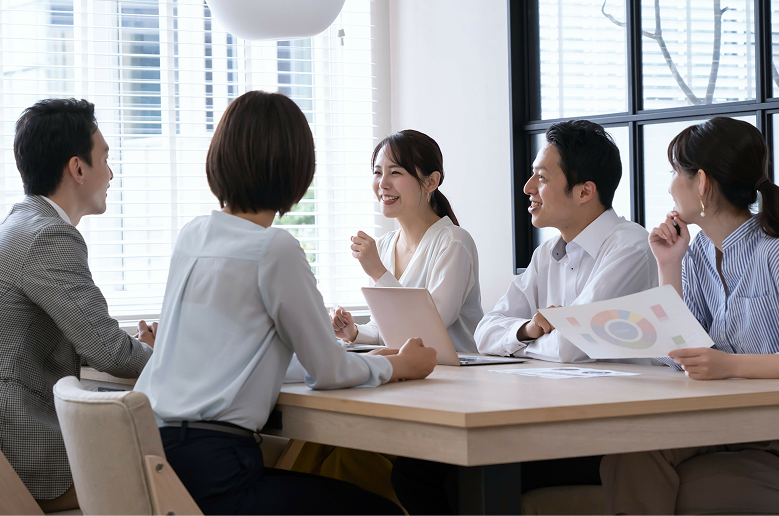 会議を行うビジネスパーソン