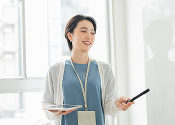 タブレットを持つビジネスウーマン