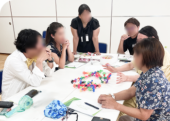 ワークショップに参加する人々